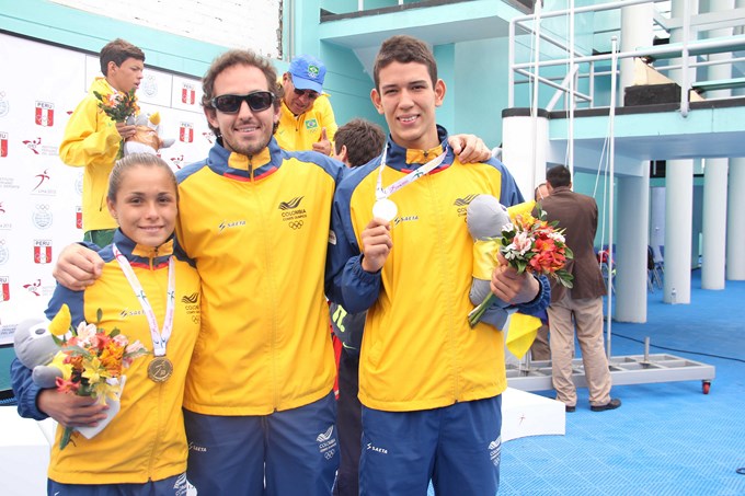 Dos medallas de Oro para Colombia en Suramericano juvenil de Perú 1 Equipo Colombia de clavados y su entrenador Copiar