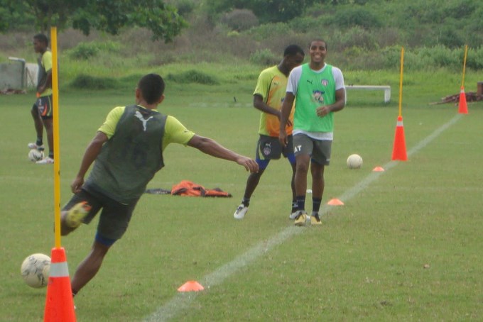 LLUVIA Y JUNIOR ENTRENANDO JUNIO 2011 038 (Copiar)