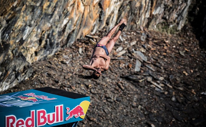 El colombiano Orlando Duque ocupó un honroso tercer lugar en la prueba galesa de las Series Mundiales del Red Bull Cliff Diving 2 Orlando Duque en el podio en Inglatera. Foto Comunicaciones RedBull