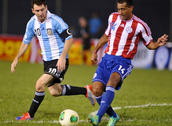 Paulo Da Silva (d) de Paraguay disputa el balón con Lionel Messi (i) de Argentina este 10 de septiembre de 2013. EFE