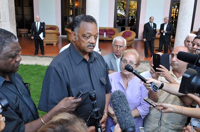 Jesse Jackson (c) habla con la prensa el 28 de septiembre del 2013, en La Habana (Cuba). EFE