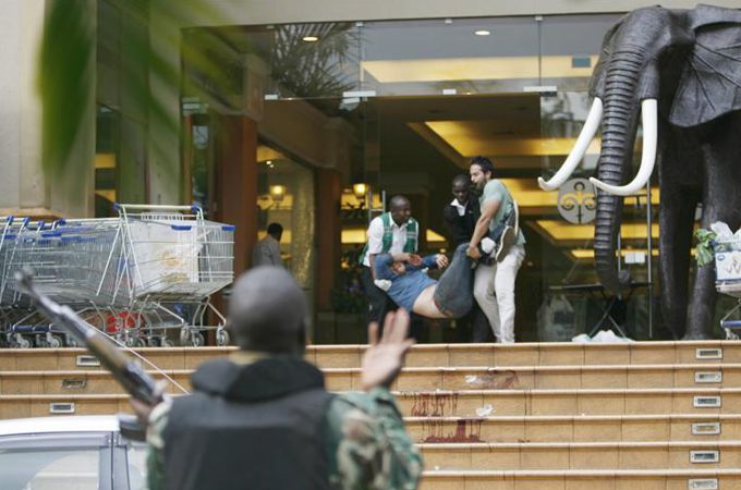 Un grupo de hombres armados que hablaban en árabe entró en el centro comercial en Kenia y comenzó a disparar. EFE