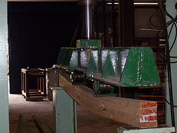 Ensayo de flexión para medir la resistencia del refuerzo. Foto: Unimedios