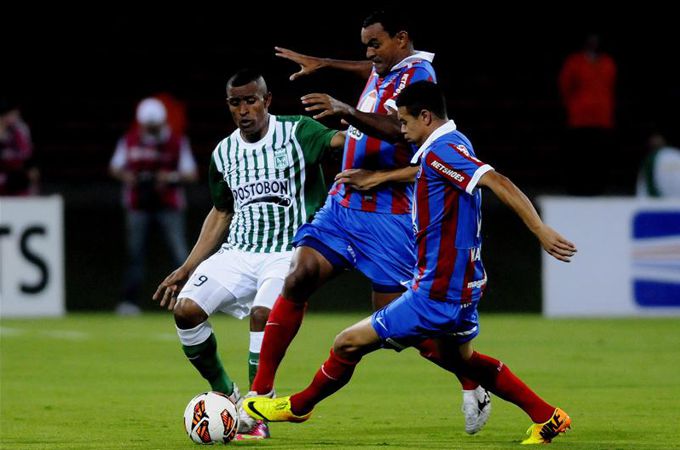 Nacional saca una ventaja mínima para decidir en Brasil el paso a cuartos. Fotos 1 Farid Díaz (i) disputa el balón con Diones (c) y Marquinhos (d) de Bahía de Brasil