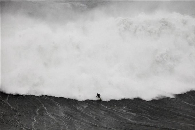 Surf: El brasileño Burle toma una ola gigante, mientras su compatriota Maya da un susto 1 El brasileño Burle toma una ola gigante, mientras su compatriota Maya da un susto. EFE.