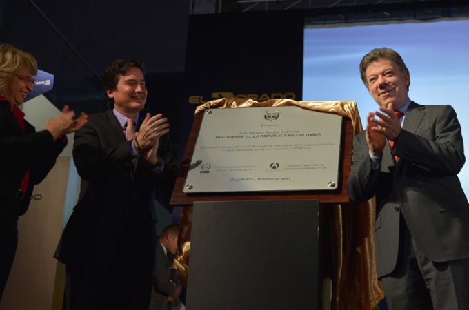El Presidente Juan Manuel Santos devela la placa durante la inauguración, de la nueva terminal nacional del Aeropuerto Eldorado. Foto: César Carrión - SIG