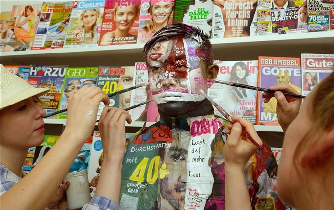 El hombre invisible oculta a los venezolanos entre billetes y harina.