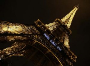 Venden un pedazo de la torre Eiffel por 220.000 euros.