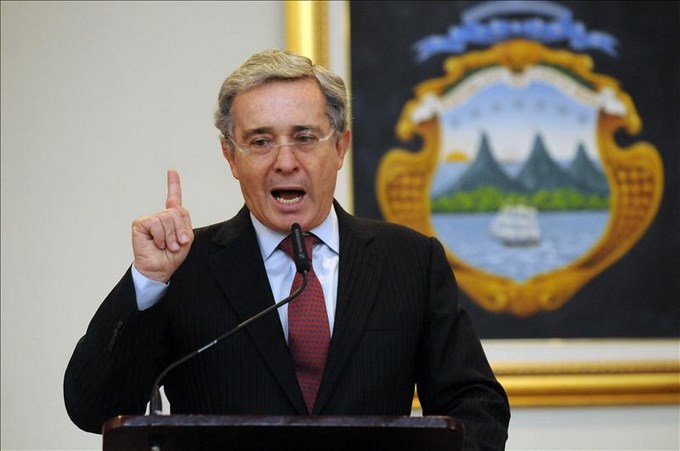 Uribe asegura que las FARC amenazan a campesinos para que voten por Santos 4 alvaro uribe