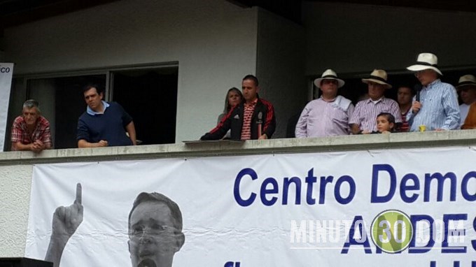 Uribe preguntó: ¿quién se torció? la multitud respondió a una sola voz: "Santos". Fotos 32 IMG-20131222-WA0005 (Copiar)