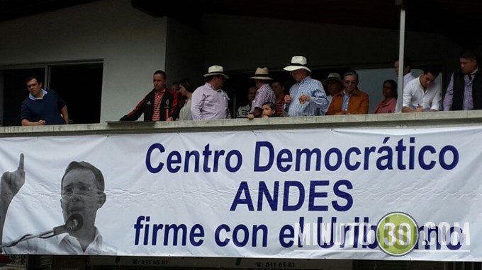 Uribe preguntó: ¿quién se torció? la multitud respondió a una sola voz: "Santos". Fotos 33 IMG-20131222-WA0007 (Copiar)