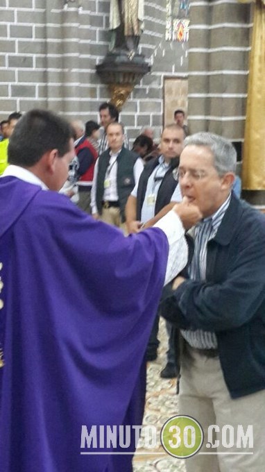 Uribe preguntó: ¿quién se torció? la multitud respondió a una sola voz: "Santos". Fotos 38 IMG-20131222-WA0010 (Copiar)