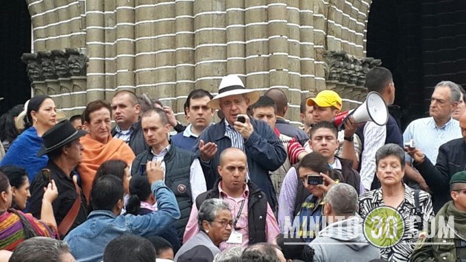 Uribe preguntó: ¿quién se torció? la multitud respondió a una sola voz: "Santos". Fotos 39 IMG-20131222-WA0011 (Copiar)