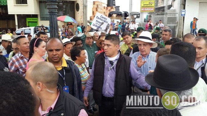 Uribe preguntó: ¿quién se torció? la multitud respondió a una sola voz: "Santos". Fotos 34 IMG-20131222-WA0013 (Copiar)