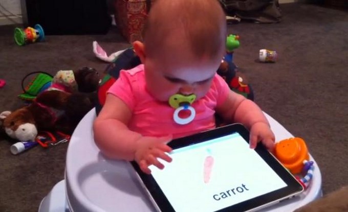 Pediatras alertan el riesgo de que los bebés jueguen con smartphones