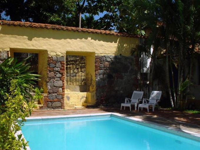 Hombre grabo extraños ruidos en su patio y esto fue lo que encontró. (Video).