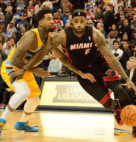 James anotó 30 puntos ante los Raptors de Toronto. EFE