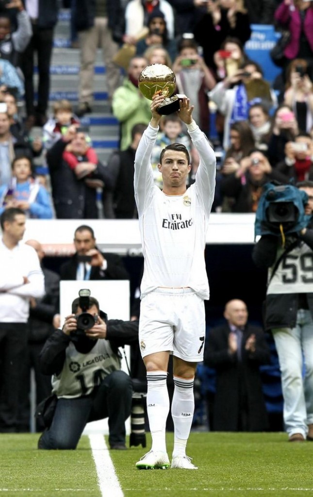Cristiano Ronaldo ofreció el Balón de Oro al Santiago Bernabéu 2 Cristiano ofrece el Balón de Oro al Santiago Bernabéu. EFE