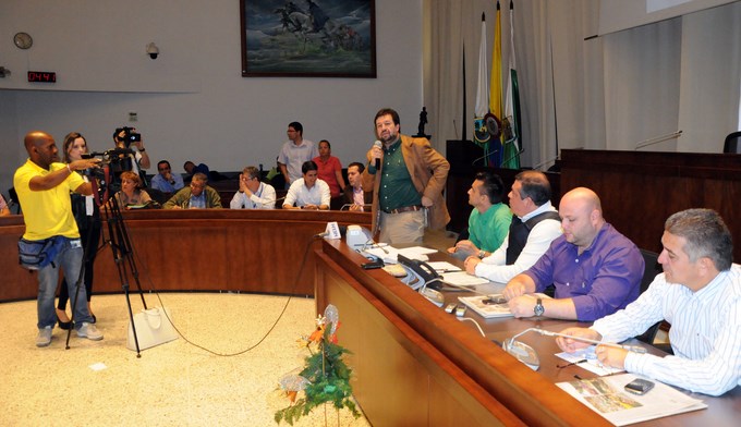 Concejales piden renuncia del Gerente de Empresas Varias, ante problemas con basuras