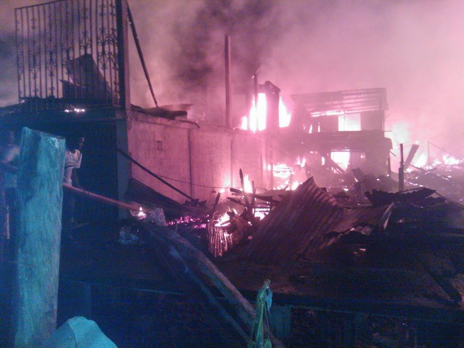 Grave incendio en sector subnormal del oriente de Quibdó. Decenas de viviendas consumidas. @henrygonzalez30