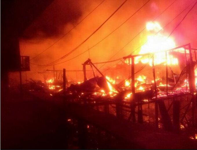 Incendio en #Quibdó, se indica que son 16 casas quemadas y otras 18 afectadas, B/rrio niño Jesús, sector ROBLEDO, @Cortuis