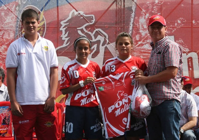 Más de 3 mil niños recibieron su uniforme para el Festival de festivales 2 Foto internet