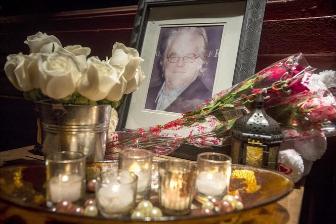 Homenaje en el edificio donde se encontró el cuerpo del actor Philip Seymour Hoffman en Nueva York, EE.UU. EFE