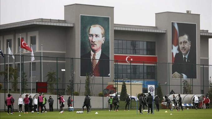 Dos aficionados del Chelsea heridos en un enfrentamiento en Estambul