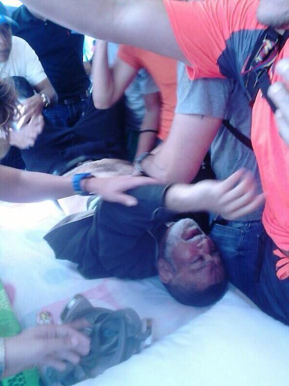 El padre José Palmar herido en protestas pacíficas de Venezuela. Fotos 4 Bg2UnwmCEAEdY_M