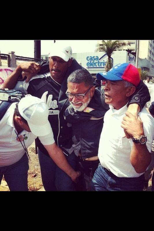El padre José Palmar herido en protestas pacíficas de Venezuela. Fotos 5 @EuMoreau Herido Padre JosePalmar en la Plaza La República de #Maracaibo #maduroysustupamarosasesinosdeestudiantes