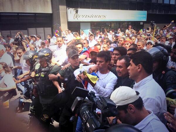 Capturado Leopoldo López: "Si mi encarcelamiento despertará al pueblo, valdrá la pena" 9 @ManuelGonzalezw Los GNB acaban de agarrar a Leopoldo Lopez #SOSVenezuela
