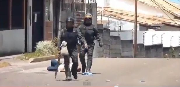 FireShot Screen Capture #021 - 'Protestas En Venezuela I Policía Patea En La Cara A Manifestante Inconsciente I VIDEO - YouTube' - www_youtube_com_watch_v=EsXAMZAxvuM