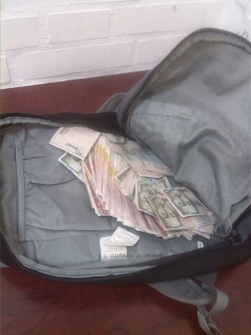 Capturados un fletero y un hombre armado dentro de un banco 3 Foto MEVAL