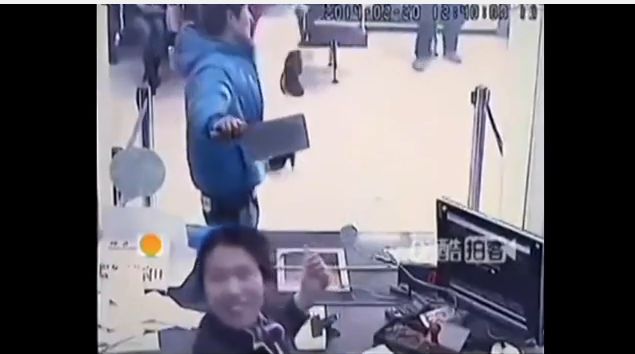 cajera se burla de asaltantee