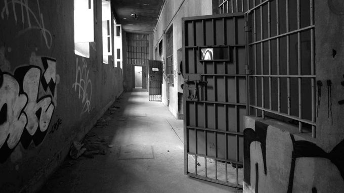 Capitán de la Policía condenado a 7 años de prisión por colaborar con la banda 'los pájaros' de Medellín 3 carcel home i