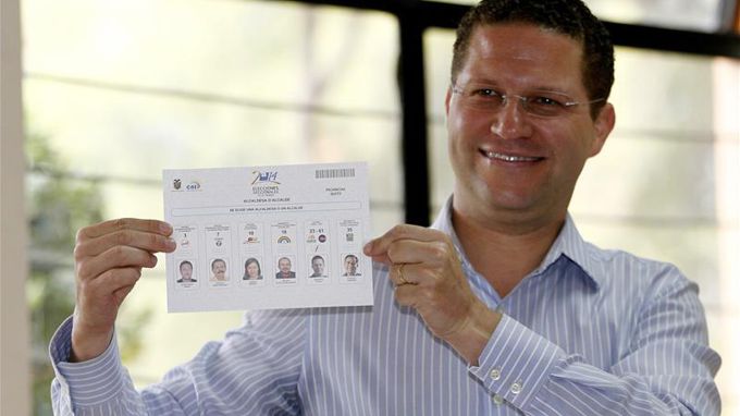 El candidato ecuatoriano a la alcaldía de Quito Mauricio Rodas, emite su voto este 23 de febrero de 2014, en Quito (Ecuador). EFE