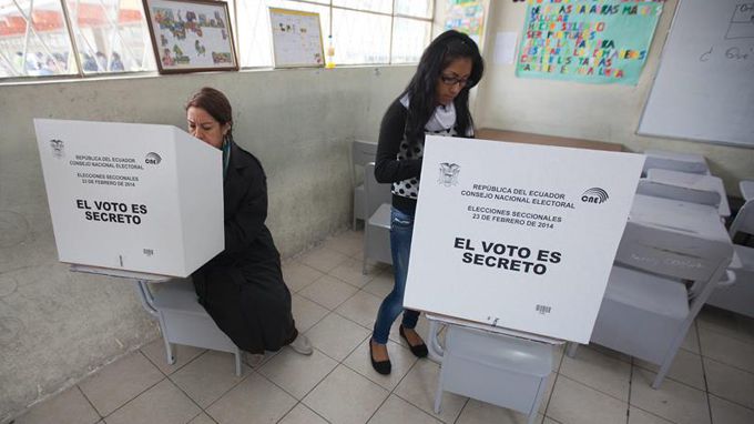 comicios locales para designar a 221 alcaldes, 23 prefectos provinciales, 867 concejales urbanos, 438 rurales y 4.079 vocales de las juntas parroquiales. EFE