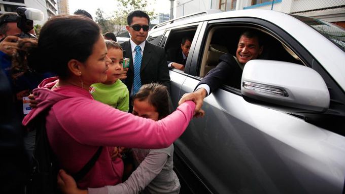 Correa acepta el revés en Quito y Guayaquil al conocer los resultados extraoficiales. EFE