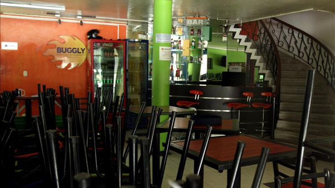 Vista del local en el que funciona un restaurante y un cibercafé desde el cual un grupo de la inteligencia militar interceptó comunicaciones. EFE