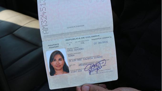 Detienen en Guatemala a colombiana acusada de nexos con las FARC y buscada por EE.UU. 3 Pasaporte de Sonia Cruz Quinceño, alias La Mona. EFE