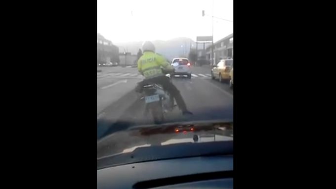 Policía casi pierde el control de su moto