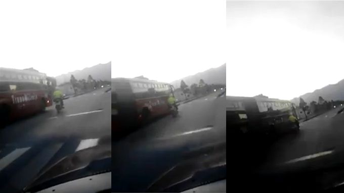 Policía a punto de chocar con Transmilenio al invadir su carril
