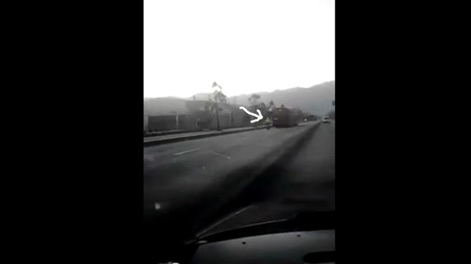 Policía invade el carril izquierdo de Transmilenio