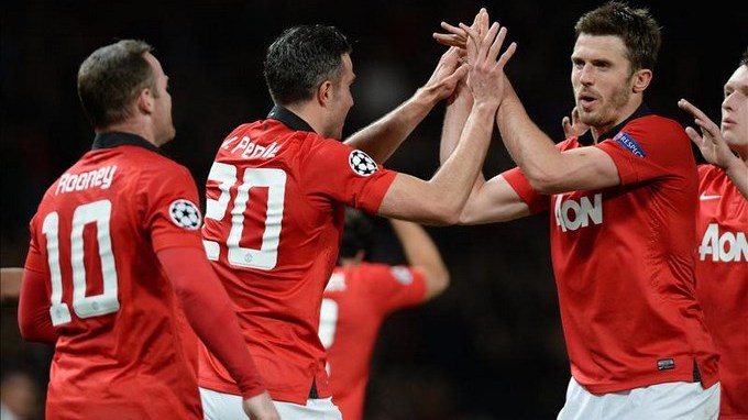 Van Persie logra un triplete que clasifica al United para cuartos