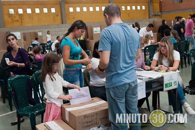 Gran afluencia de electores faltando poco para el cierre de las urnas en Medellín. Galería de Fotos 34 DSC_8982 (Copiar)