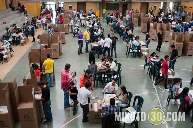 Gran afluencia de electores faltando poco para el cierre de las urnas en Medellín. Galería de Fotos 36 DSC_8986 (Copiar)