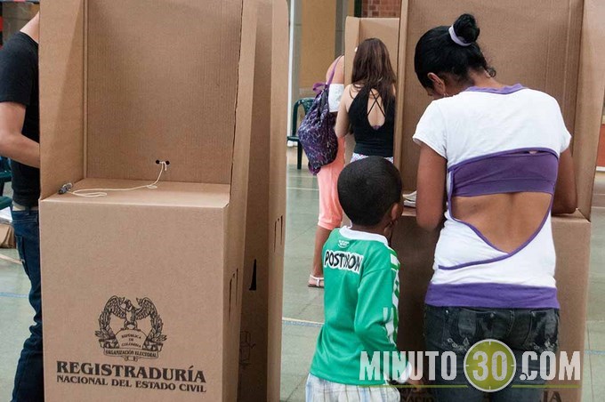 Gran afluencia de electores faltando poco para el cierre de las urnas en Medellín. Galería de Fotos 40 DSC_8995 (Copiar)