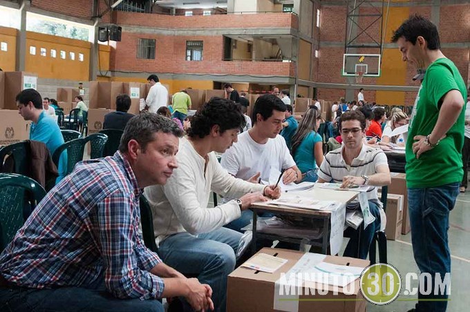 Gran afluencia de electores faltando poco para el cierre de las urnas en Medellín. Galería de Fotos 41 DSC_9003 (Copiar)