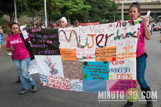En Medellín las mujeres protestan en topless por una mejor calidad de vida. Galería de Fotos 7 DSC_9145 (Copiar)