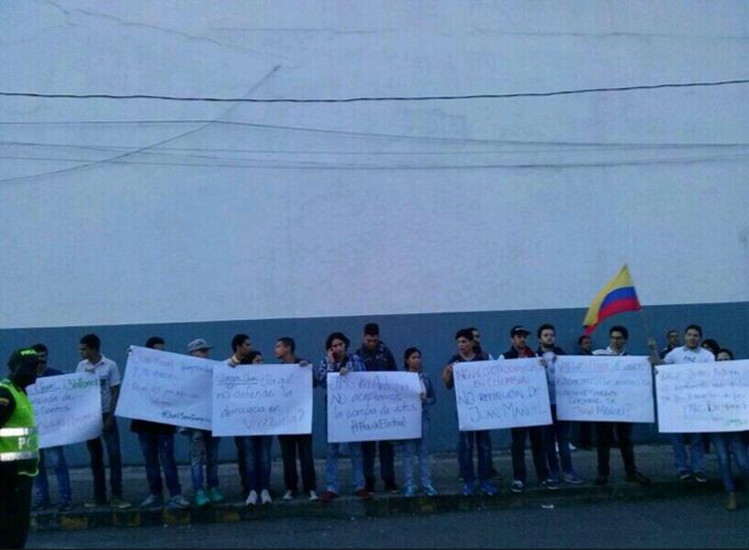 Con abucheos y pancartas recibieron a Vargas Lleras y Martín Santos en Rionegro. Fotos 11 abucheo1